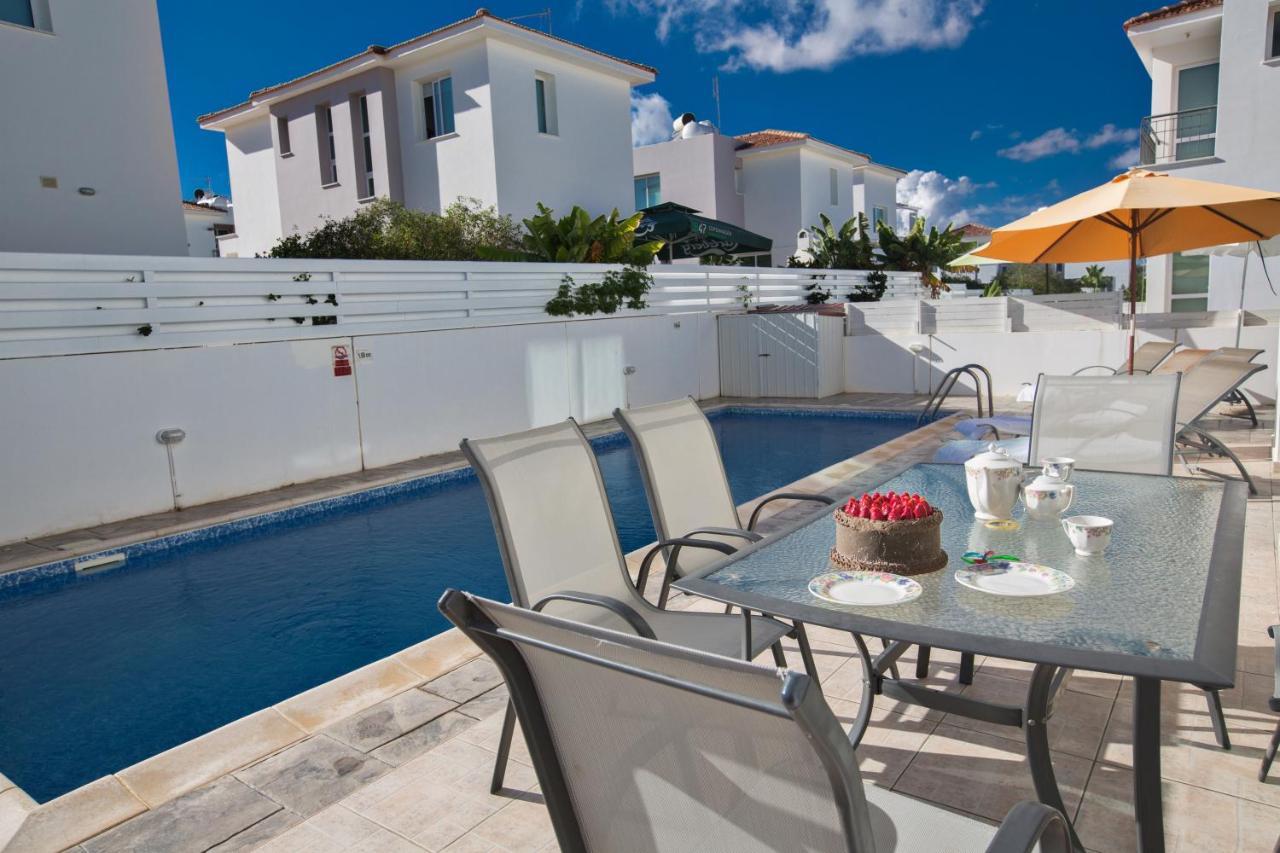 Avra Villas Paralimni Exterior photo